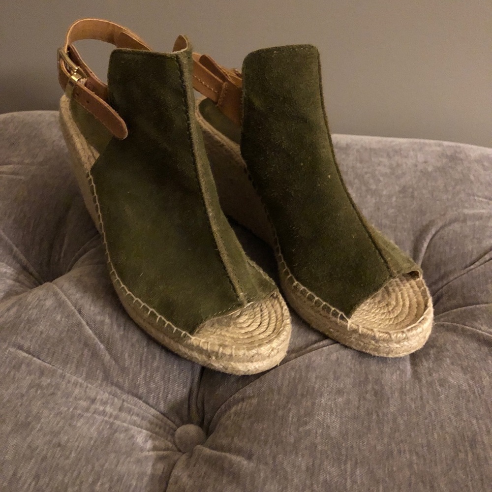 Gus Mayer hunter green suede booties, size 7!